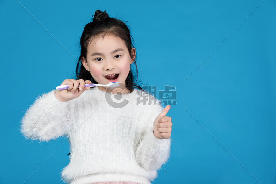 女孩刷牙点赞图片素材免费下载
