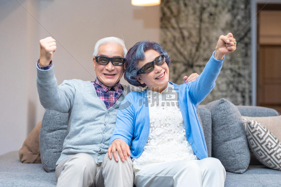 戴3D眼镜的老年人形象图片素材免费下载