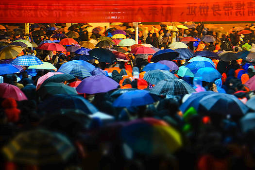 下雨天中超比赛散场人群图片素材免费下载