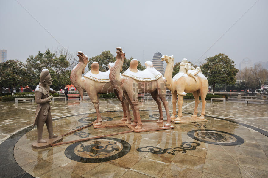 新年中的小雁塔景区骆驼雕塑图片素材免费下载