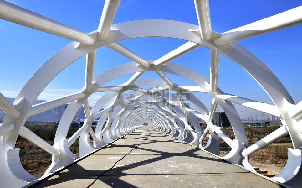 西安灞河上造型奇特的观光桥图片素材免费下载
