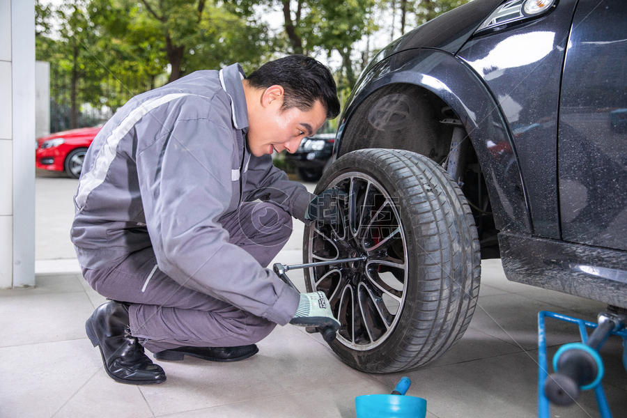 汽车维修人员安装轮胎图片素材免费下载