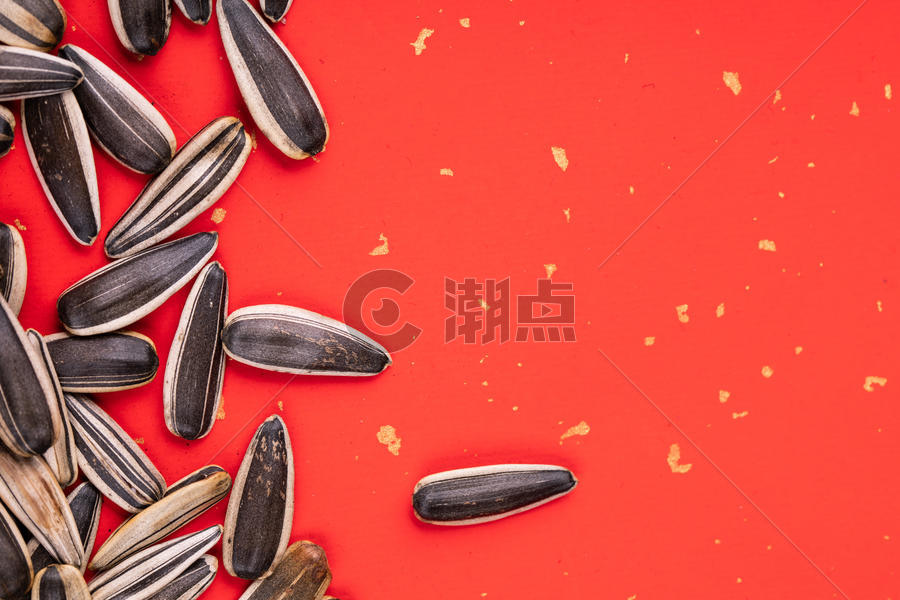 红色背景下的葵花籽图片素材免费下载