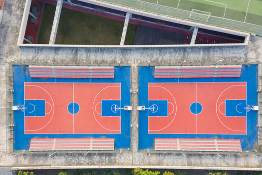 深圳大学建在楼顶上的篮球场图片素材免费下载
