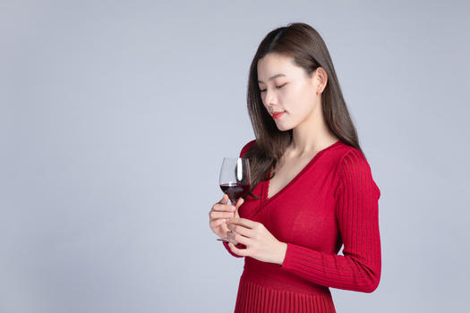 女性喝红酒图片素材免费下载