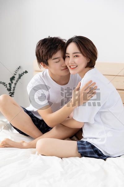 甜蜜情侣居家生活摄影图4480*6720图片素材免费下载-编号947439-潮点视频