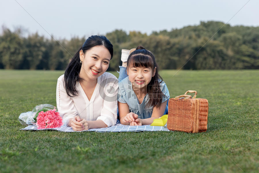 青年母女户外野餐图片素材免费下载