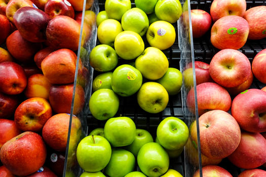 超市中摆放的红色绿色苹果图片素材免费下载
