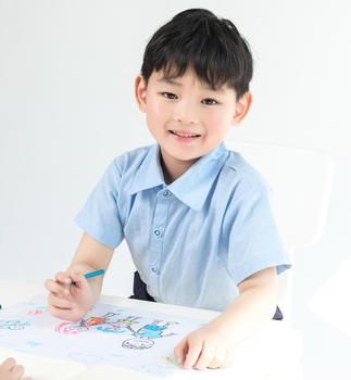 男孩绘画全家福图片素材免费下载