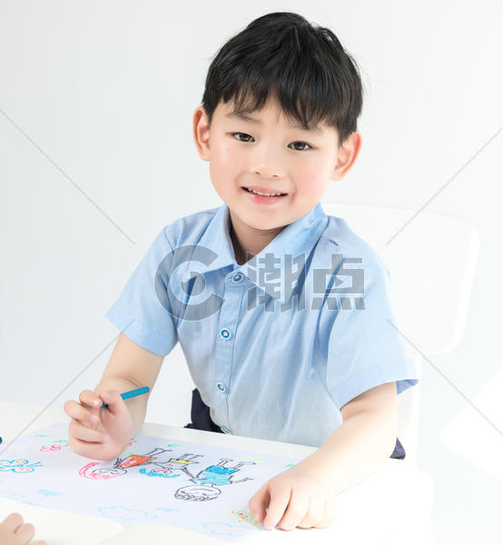 男孩绘画全家福图片素材免费下载