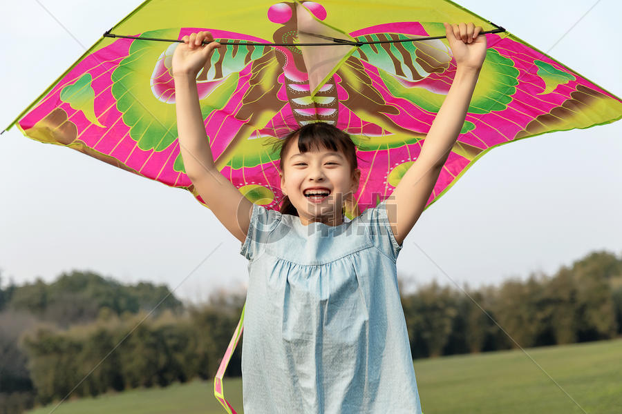 儿童节放风筝的女孩图片素材免费下载