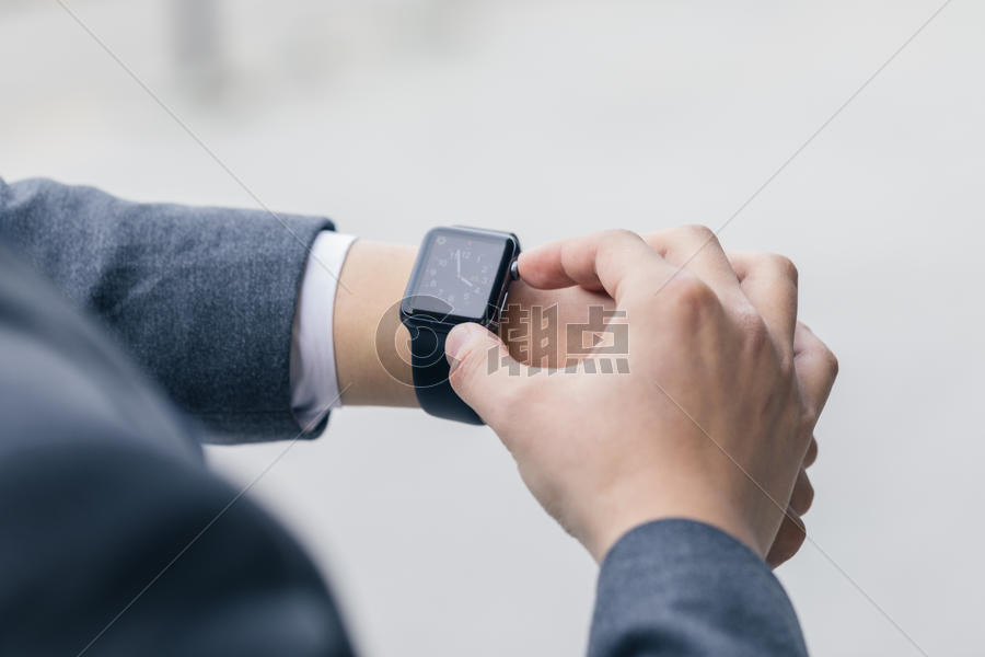 商务男士查看手表图片素材免费下载