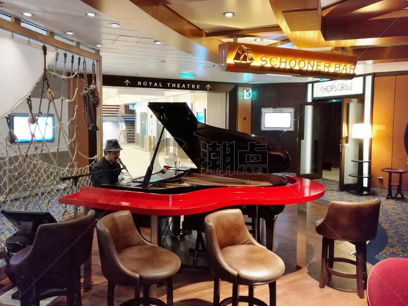 游轮上的钢琴酒吧图片素材免费下载