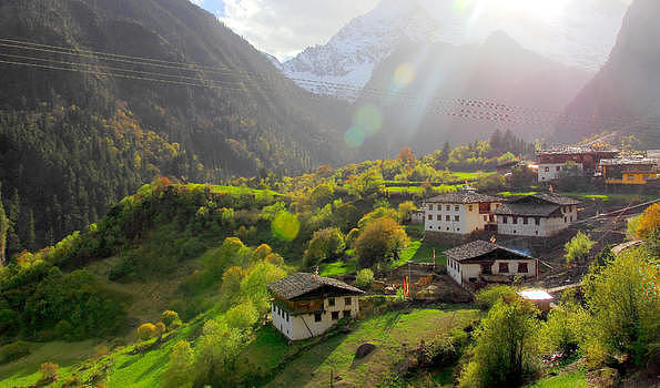 大山里的村落图片素材免费下载