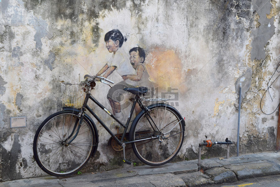 斑驳墙壁上的画与自行车图片素材免费下载