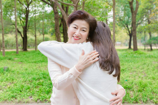 公园互相拥抱的母女图片素材免费下载