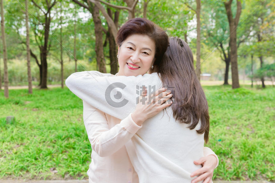 公园互相拥抱的母女图片素材免费下载
