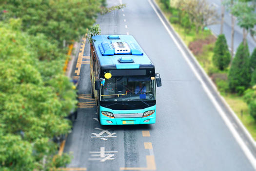 马路上的一辆蓝色的公交车大巴车图片素材免费下载