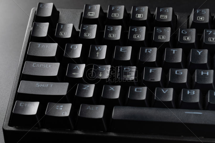 黑色背景中的机械键盘图片素材免费下载