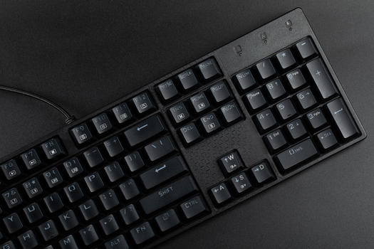 黑色背景中的机械键盘图片素材免费下载