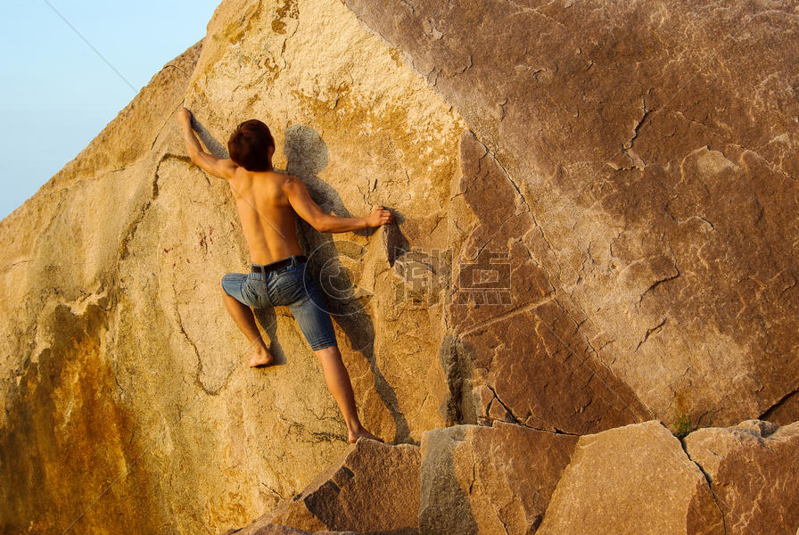 户外攀岩的男人背影图片素材免费下载