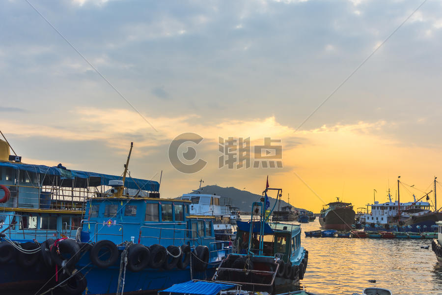 海边船只夕阳背景图片素材免费下载