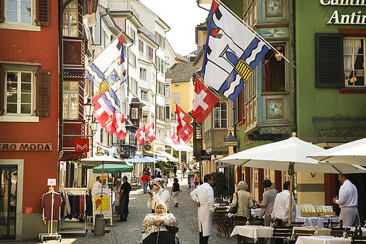 悬挂瑞士国旗的苏黎世街道图片素材免费下载