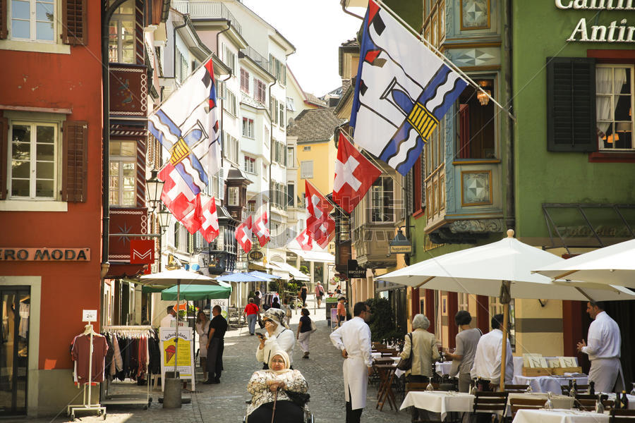 悬挂瑞士国旗的苏黎世街道图片素材免费下载