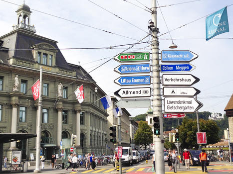 瑞士琉森街头的道路指示牌图片素材免费下载