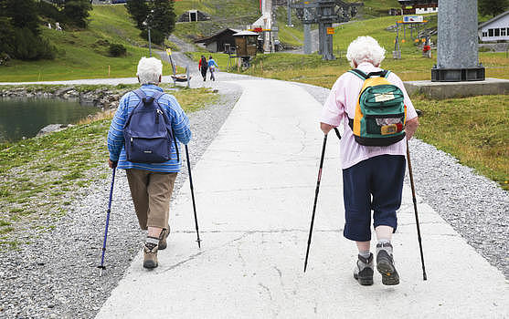瑞士阿尔卑斯山区徒步的老人图片素材免费下载