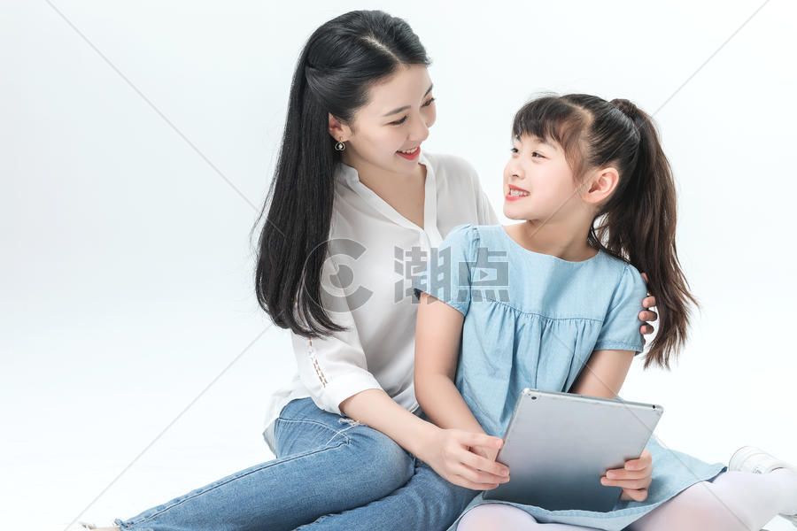 母女玩平板电脑图片素材免费下载