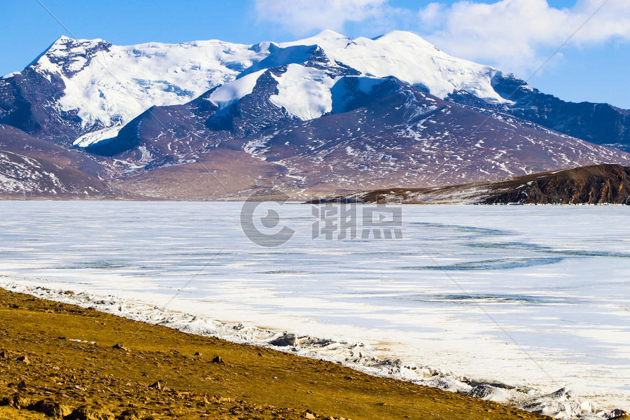 冬天结冰的西藏高原湖泊普姆雍措图片素材免费下载