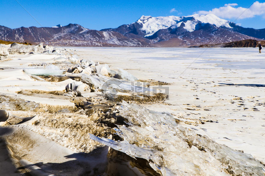 冬天结冰的西藏高原湖泊普姆雍措图片素材免费下载