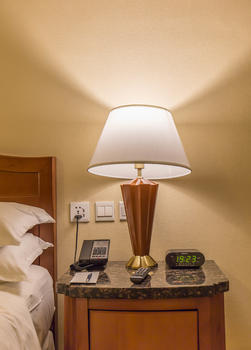 酒店房间床头柜床头灯图片素材免费下载