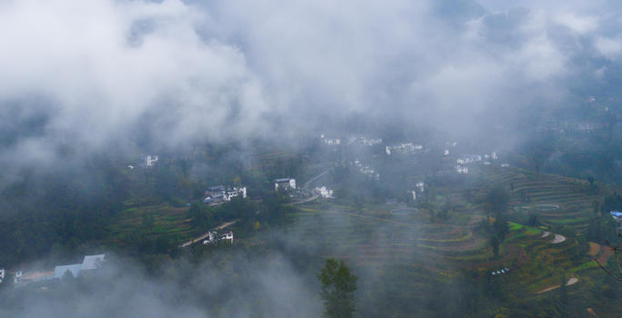俯瞰云雾中的村舍图片素材免费下载