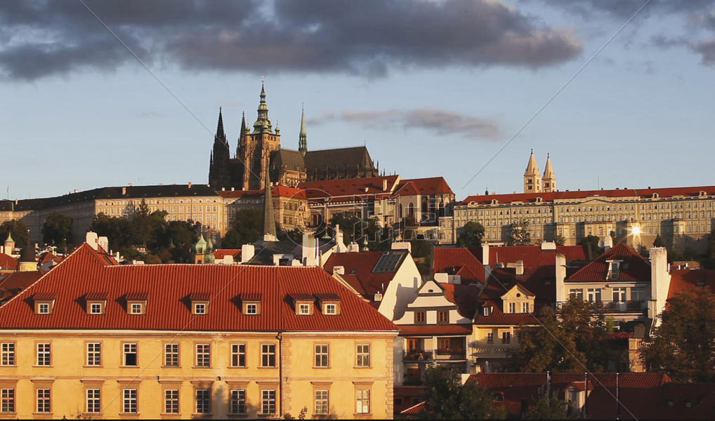 沐浴在金色阳光下的布拉格城堡区建筑图片素材免费下载