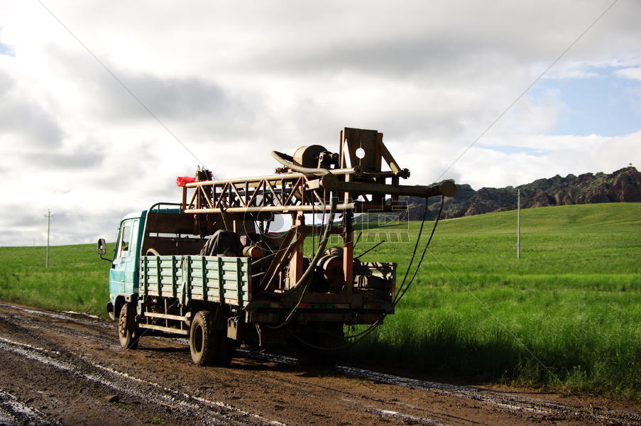 内蒙古大草原上的货车图片素材免费下载