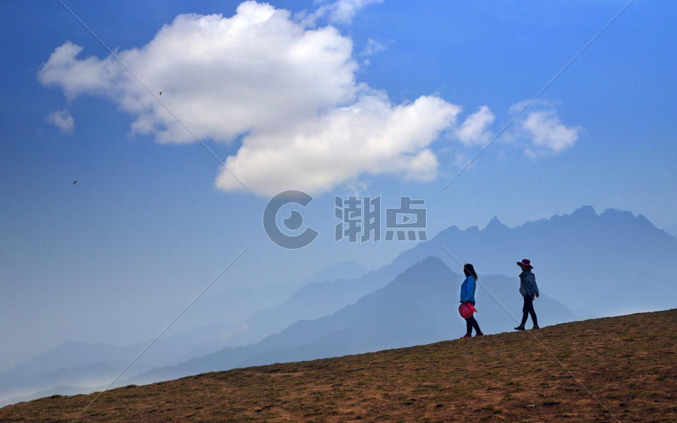高山之巅漫步惬意的人图片素材免费下载
