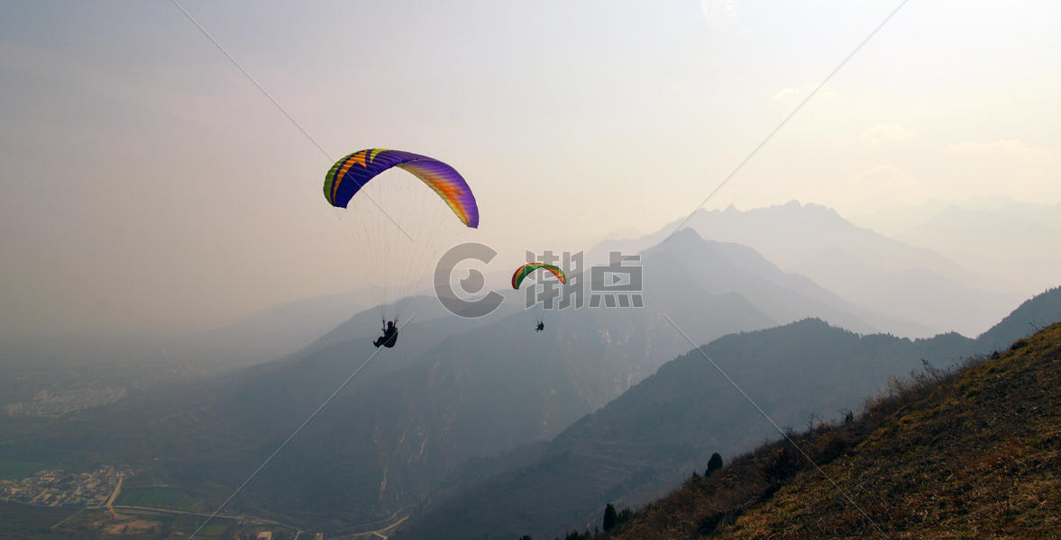 高山上滑翔伞图片素材免费下载