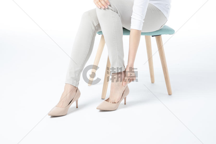 女性穿高跟鞋崴脚图片素材免费下载