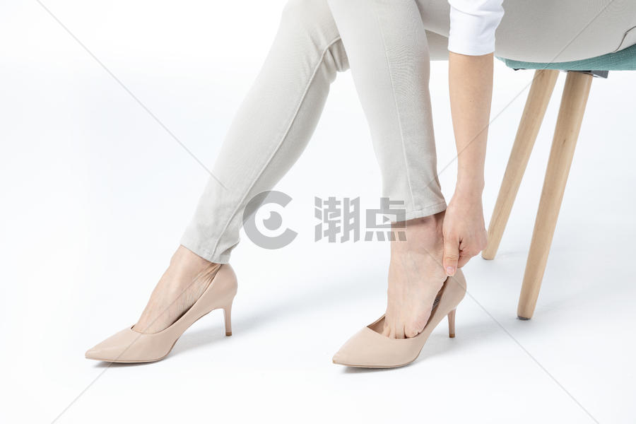 女性穿高跟鞋崴脚图片素材免费下载