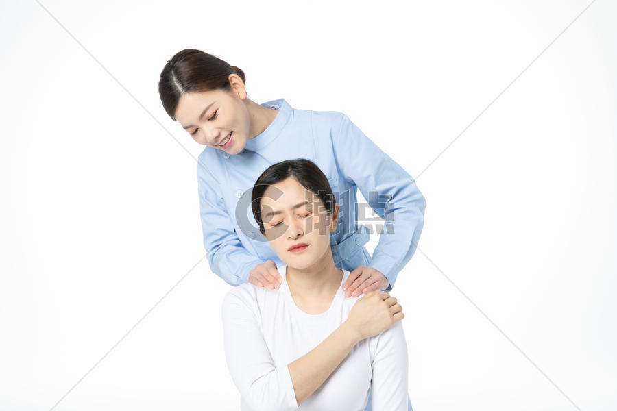 女性肩颈按摩图片素材免费下载