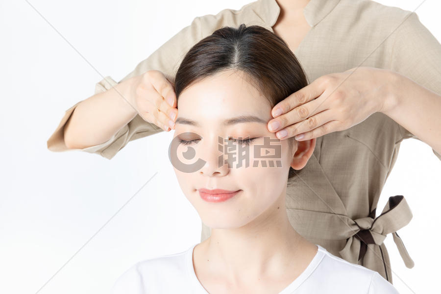 女性头部按摩图片素材免费下载