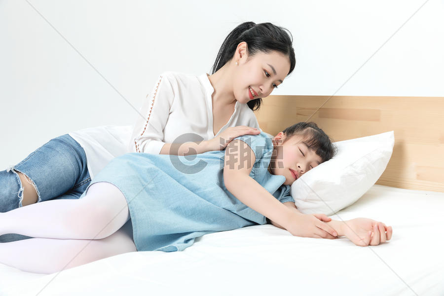 青年母女睡眠图片素材免费下载