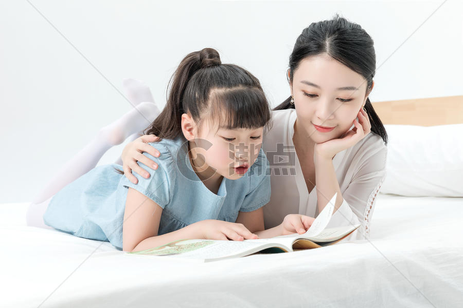 青年母女床上阅读图片素材免费下载