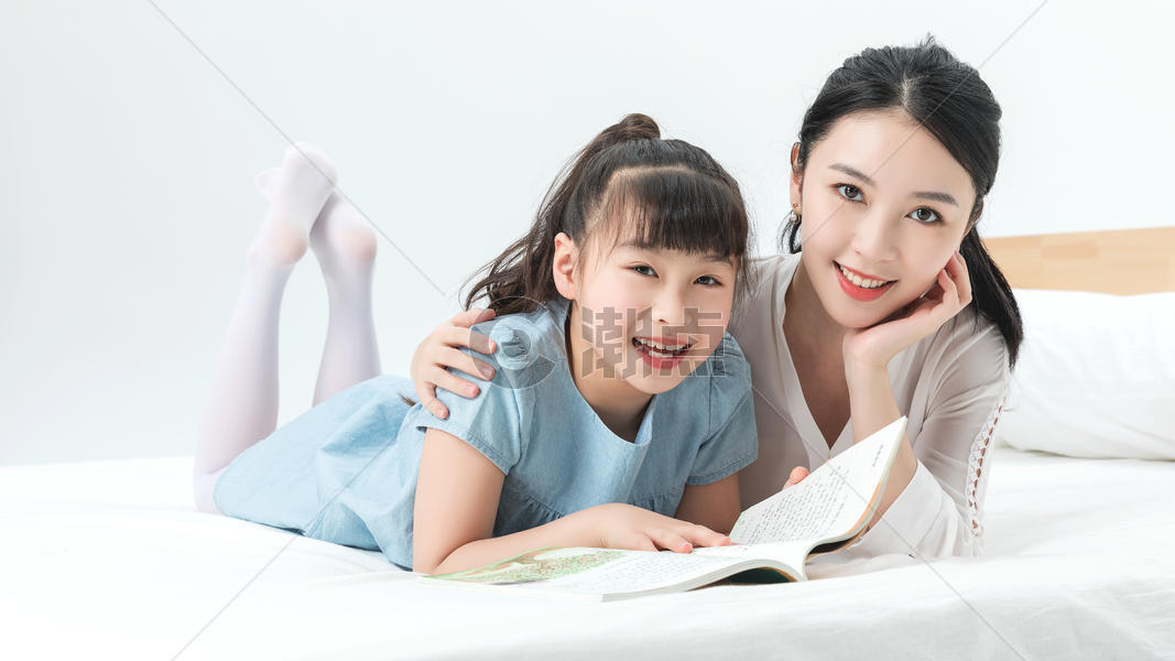 青年母女床上阅读图片素材免费下载