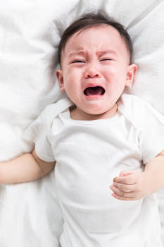 哭泣的婴儿图片素材免费下载