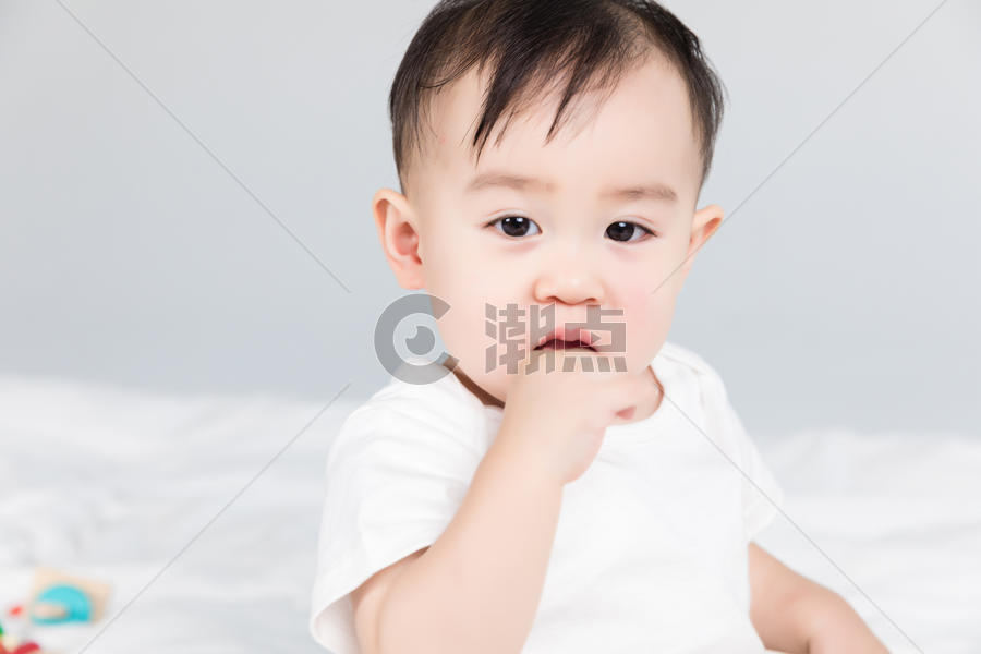 婴儿吸手指图片素材免费下载