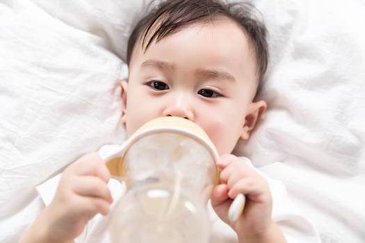 抱着奶瓶的婴儿图片素材免费下载