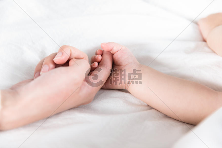 妈妈牵着宝宝的手睡觉图片素材免费下载